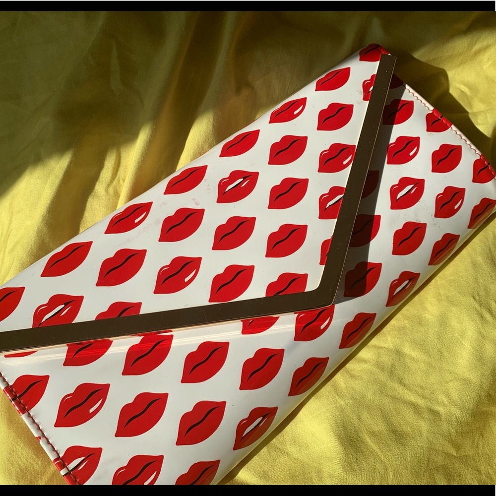 Kisses Clutch